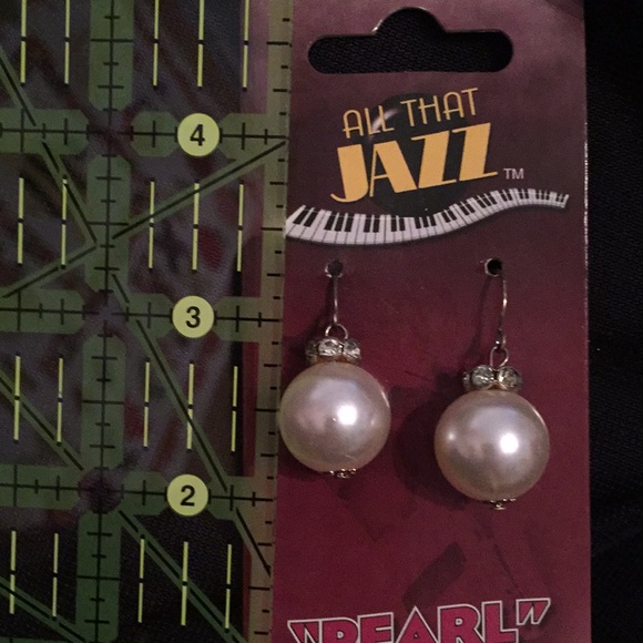 Costume Jewelry Pearl Earrings - Picture 3 of 3